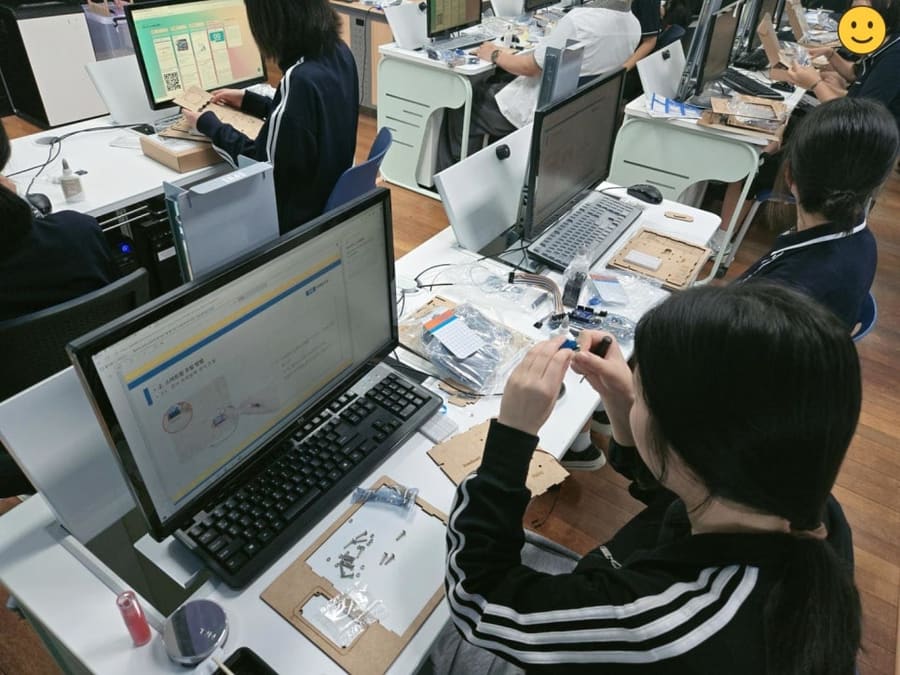 학교 AI 수업 출강 사례, 데이터 리터러시와 스마트홈 메이커 실습