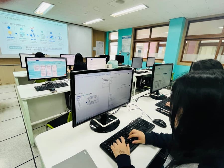 고등학생 직업체험 숏폼 합평, 패들렛에 올려 서로 짚어 주기 (성남 분당경영고)